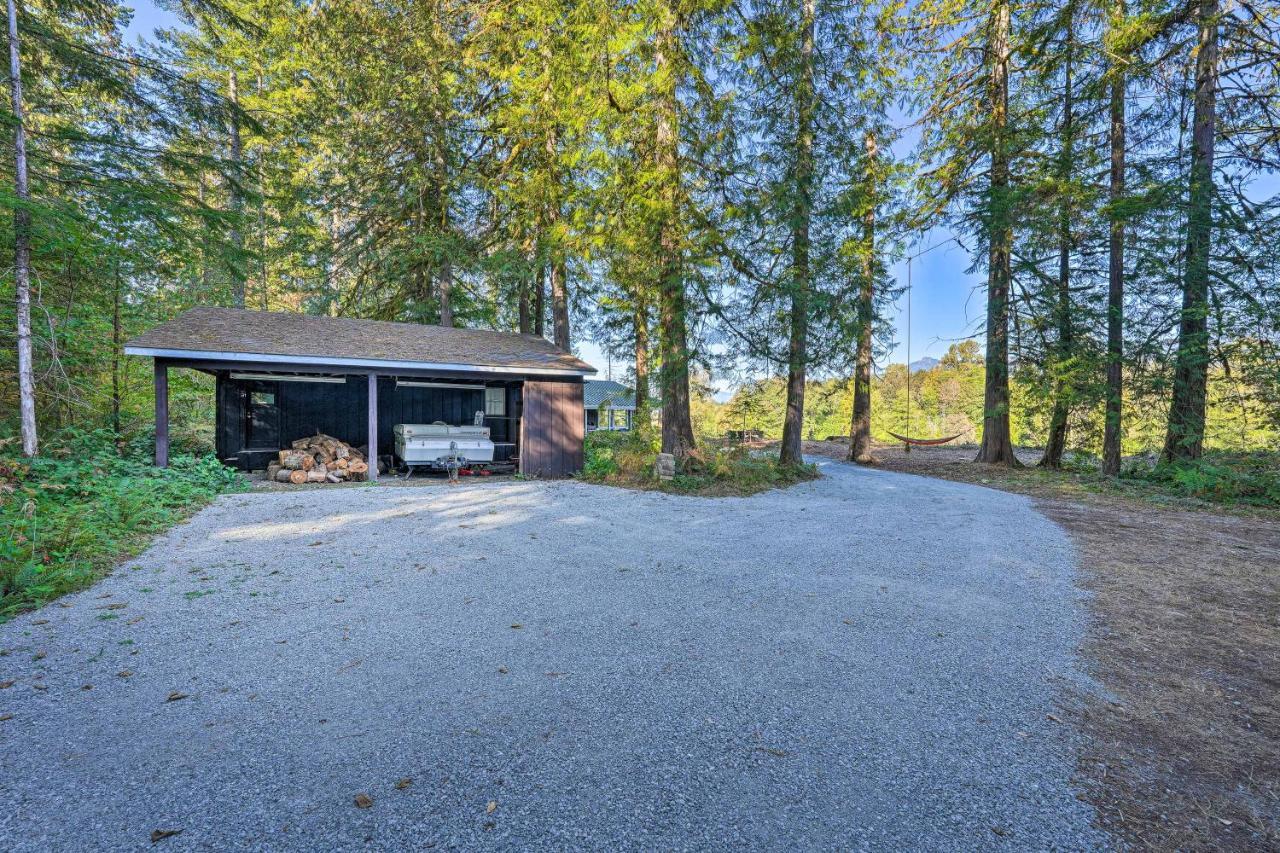 Dreamy Riverside Cabin With Fireplace And Grill Concrete Exterior photo