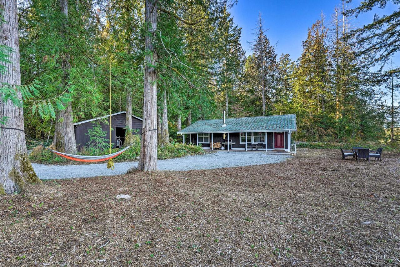 Dreamy Riverside Cabin With Fireplace And Grill Concrete Exterior photo